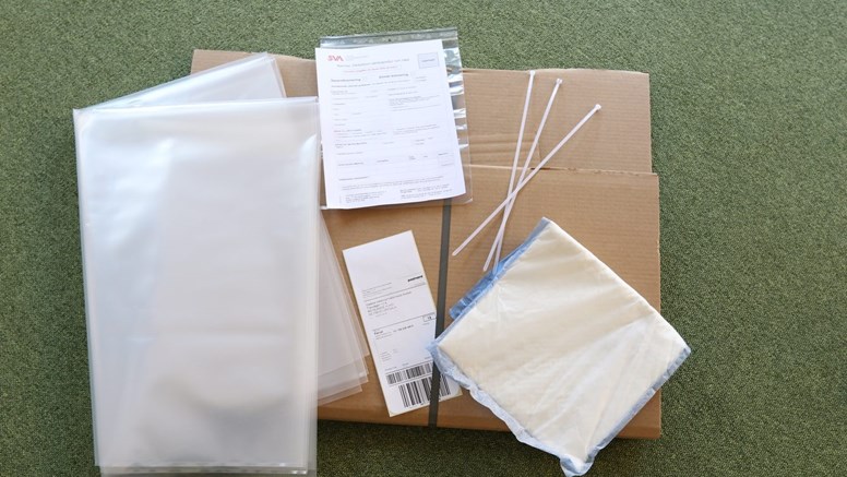 Från SVA får du 1 kartong. 3 plastsäckar, 3 buntband, absorberande material, remiss i påse och adresskort.
