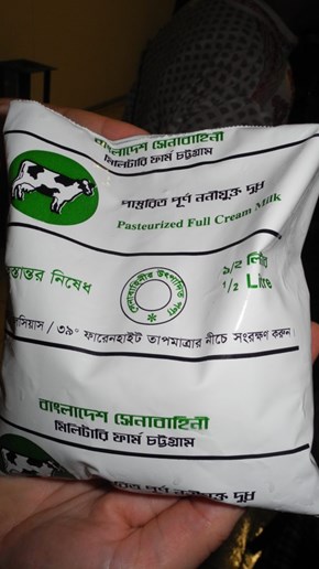 En förpackning med mjölk i Bangladesh