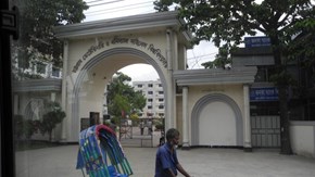En cyklist passerar Chittagong Veterinary and Animal Sciences University i Bangladesh