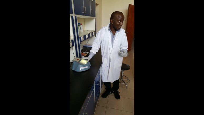 Jean-Baptiste Ndahetuye mäter celltalet i komjölk